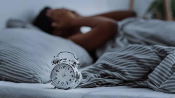 چرا هر شب سر یک ساعت خاص از خواب بیدار می شویم؟