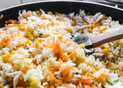 طرز تهیه هویج پلو مجلسی با مرغ؛ رازهای زعفرانی و مجلسی شدن