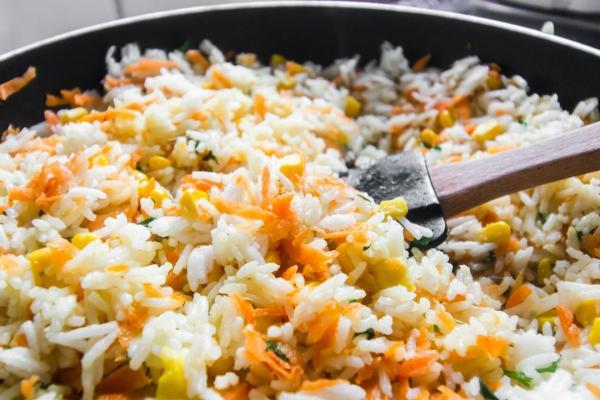 طرز تهیه هویج پلو مجلسی با مرغ؛ رازهای زعفرانی و مجلسی شدن
